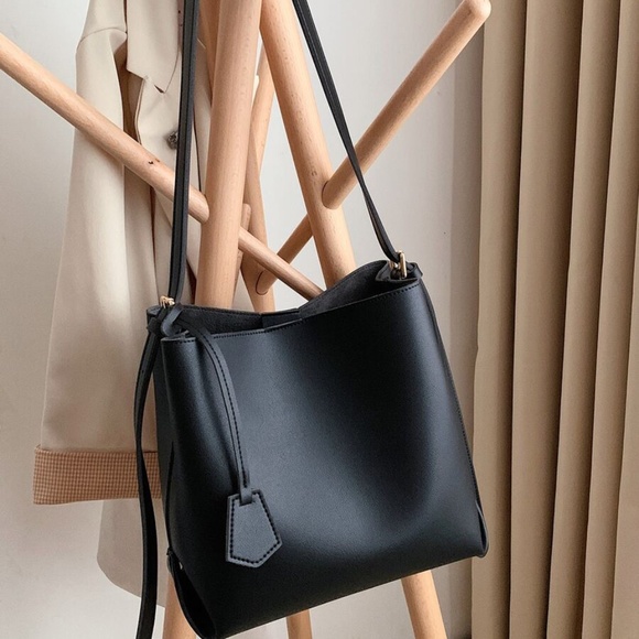 classic black medium sized crossbody bag - Picture 3 of 8